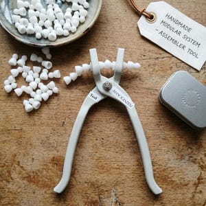 Puede incluir: Un letrero de madera rústico con el texto "Welcome to our home" en un estilo manuscrito. El letrero presenta un acabado envejecido y un diseño simple y acogedor, perfecto para un porche o entrada.