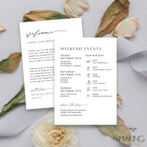 Puede incluir: Dos tarjetas de papelería de boda blancas con texto negro. Una tarjeta dice "Bienvenida" y la otra enumera los eventos del fin de semana, incluyendo la ceremonia, la cena y los horarios del primer baile. Pétalos de flores secas y una cinta en el fondo.
