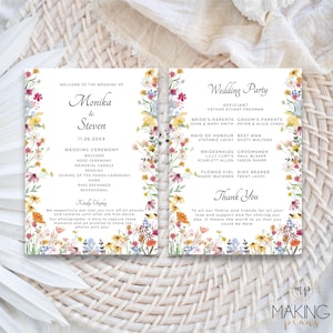 Pode incluir: Um programa de casamento com borda floral. O programa inclui os nomes Monika & Steven, a data e os detalhes da cerimônia de casamento. O lado direito lista a festa de casamento e uma mensagem de agradecimento.