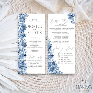 Könnte beinhalten: Ein Programm für eine Hochzeitszeremonie mit einem blauen und weißen Blumenmuster. Das Programm enthält die Namen Monika und Steven, das Datum 10.25.20XX und eine Liste der Hochzeitsereignisse.
