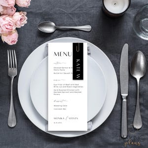 Może przedstawiać: Minimalistyczne menu weselne w kolorze czarno-białym, z listą dań. Karta znajduje się na białym talerzu, z sztućcami i świecą. Menu zawiera nazwiska pary młodej i datę ślubu.