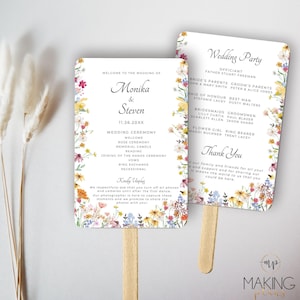 Könnte beinhalten: Zwei Hochzeitsfächer mit floralen Rändern und Holzgriffen. Die Fächer zeigen die Namen "Monika & Steven" und Hochzeitsdetails. Der zweite Fächer listet die Hochzeitsgesellschaft und eine Dankesbotschaft auf.