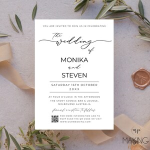 Könnte beinhalten: Eine weiße Hochzeitseinladung mit schwarzem Text. Die Einladung lautet: "Sie sind herzlich eingeladen, mit uns die Hochzeit von Monika und Steven zu feiern. Samstag, 16. Oktober 20XX. Um 16:00 Uhr, The Stony Avenue Bar & Lounge, Melbourne Australien. Anschließend findet ein feierlicher Empfang statt. Für weitere Informationen und zur RSVP scannen Sie den QR-Code oder besuchen Sie www.ourwedding.com."