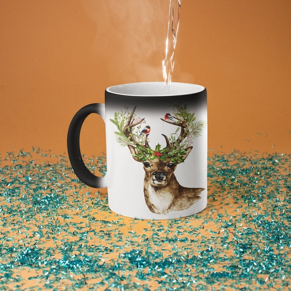 Mug magique en céramique de 11 oz. Mug de Noël thermoréactif. Mug modulable en couleur avec art du cerf et bouvreuil.