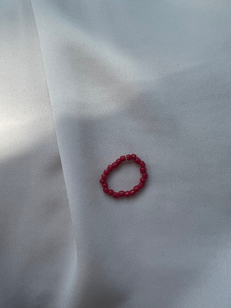 Ringe aus Perlen, elastisch, minimalistisch Rot