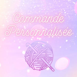 Könnte beinhalten: Pastellfarbenes Bild mit dem Text "Commande Personnalisée" in weißer Schrift. Eine lila Illustration eines Wollknäuels mit zwei Häkelnadeln befindet sich unten. Der Hintergrund hat einen Bokeh-Effekt.