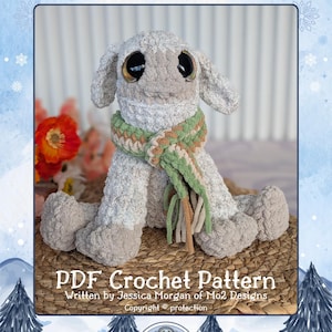 Puede incluir: Un cordero de juguete de ganchillo, "Tibbin the Nibblesnoot", en gris claro, con una bufanda verde y marrón. La imagen incluye el texto "PDF Crochet Pattern" y el nombre del diseñador, Jessica Morgan de Mo2 Designs. El juguete tiene grandes ojos negros.