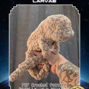 Puede incluir: Un juguete de peluche tejido en forma de larva, en tonos beige y marrón. El texto "NOODLE THE SNUGGLEMORPH LARVAE" está en la parte superior. La imagen también incluye el texto "PDF Crochet Pattern" y el nombre del diseñador.