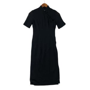 Może przedstawiać: Czarna sukienka cheongsam z kołnierzem mandaryńskim i krótkimi rękawami. Sukienka zapinana jest na guziki przy szyi i ma dopasowany krój.