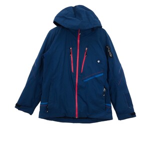 Puede incluir: Una chaqueta de esquí azul con detalles rojos y azules. La chaqueta tiene capucha y cierre de cremallera. La marca "Scenix" está impresa en la manga.