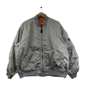 Puede incluir: Una chaqueta bomber gris claro con cierre de cremallera y cuello, puños y cintura de punto de canalé.