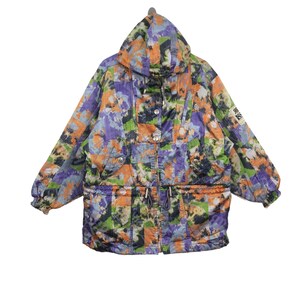 Könnte beinhalten: Eine bunte, abstrakt gemusterte Skijacke mit Kapuze und Reißverschluss. Die Jacke hat einen Kordelzug in der Taille und zwei Taschen. Der Markenname "Pierre Cardin" ist auf dem rechten Ärmel sichtbar.