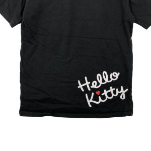 K&ouml;nnte beinhalten: Schwarzes T-Shirt mit einem wei&szlig;en "Hello Kitty"-Motiv mit einem roten Herzen.