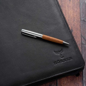 HÖRNER Legno Mahagoniholz Premium Design Holz-Kugelschreiber mit Gravur I Schreibfarbe Blau I Moderner Grip I Hochwertiger Ballpoint Pen