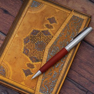 HÖRNER Legno en bois de santal Premium Design Stylo à bille en bois avec gravure I Couleur d'encre bleu I Stylo de haute qualité