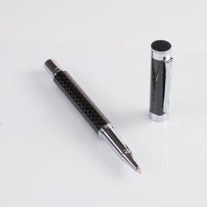 HÖRNER One - Hochwertiger Carbon Tintenroller I Schwarz aus Metall I in edler Geschenkbox I Schreibfarbe Blau 0,7 mm