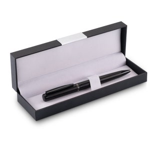 HÖRNER Silva Black mit Gravur – Hochwertiger Kugelschreiber in Geschenkbox I Schreibfarbe blau I Strichstärke M 1 mm I G2-Patronen genormt