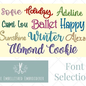 Może przedstawiać: Grafika przedstawiająca r&oacute;żne style czcionek do haftu. Tekst zawiera imiona "Sofie", "Holiday", "Adeline", "Cami Lou", "Ballet", "Happy", "Sunshine", "Winter", "Alexa" i "Almond Cookie". Tekst jest w r&oacute;żnych kolorach i stylach. Obrazek zawiera r&oacute;wnież tekst "Font Selections" i "The Embellished Embroiderer".