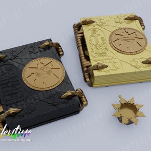 Può includere: Due libri chiusi con copertine dorate e nere e disegni intricati. I libri hanno un design circolare in rilievo sulla copertina anteriore. Un piccolo oggetto dorato a forma di stella si trova in primo piano.