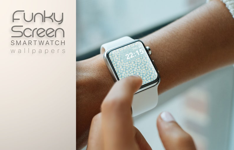 K&ouml;nnte beinhalten: Eine wei&szlig;e Smartwatch mit einem Blumenmuster auf dem Bildschirm. Die Uhrzeit ist 22:15 Uhr und der Tag ist Donnerstag.