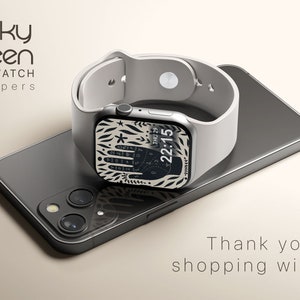 Puede incluir: Un smartwatch blanco con una esfera de reloj con estampado en blanco y negro que dice "Funky Screen" y "SMARTWATCH wallpapers". El reloj est&aacute; encima de un tel&eacute;fono inteligente negro.