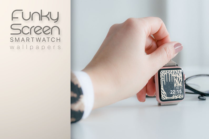 Puede incluir: Un smartwatch de color oro rosa con una esfera de reloj con un patr&oacute;n en blanco y negro que presenta una mano con una estrella y la hora 22:15. El reloj est&aacute; sobre una superficie blanca.