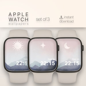 Puede incluir: Conjunto de tres fondos de pantalla para Apple Watch con un sol, una estrella y una luna sobre un fondo de montaña de acuarela. La hora se muestra como 22:15 en cada esfera del reloj.
