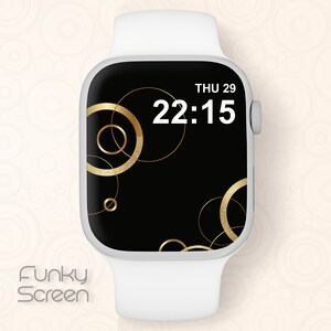 Könnte beinhalten: Eine weiße Apple Watch mit schwarzem Zifferblatt und goldenen Kreisen. Die Uhrzeit ist 22:15 Uhr und das Datum ist DO 29.