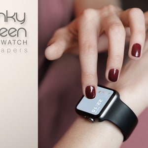 Może przedstawiać: Czarny smartwatch z czarnym paskiem na nadgarstku. Tarcza zegarka wyświetla godzinę 22:15. Tekst "Funky Screen SMARTWATCH wallpapers" znajduje się w lewym g&oacute;rnym rogu. Paznokcie są pomalowane na ciemnoczerwono.
