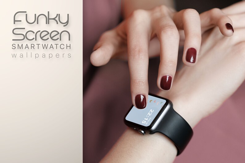 Może przedstawiać: Czarny smartwatch z czarnym paskiem na nadgarstku. Tarcza zegarka wyświetla godzinę 22:15. Tekst "Funky Screen SMARTWATCH wallpapers" znajduje się w lewym g&oacute;rnym rogu. Paznokcie są pomalowane na ciemnoczerwono.
