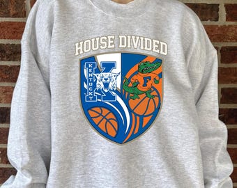Personalisiertes Sweatshirt oder Hoodie „House Divided“ – Hanes Ultimate Cotton | Zwei beliebige Teams | Rivalisierende Basketballteams | Basketballgeschenk