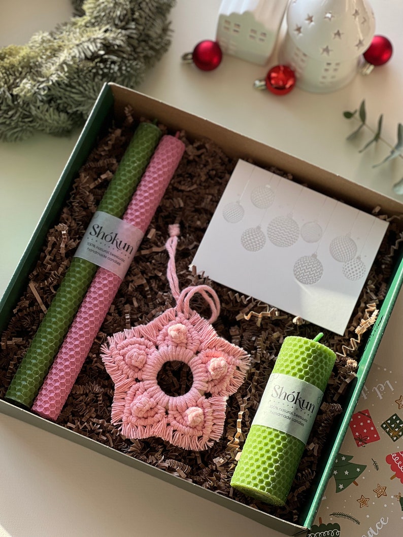 Weihnachten und Neujahr Geschenkbox Weihnachtskerzen Geschenkset Personalisiertes Geschenk Farbkerzenhalter Bienenwabenkerze Adventsweihnachtsgeschenk Bild 1