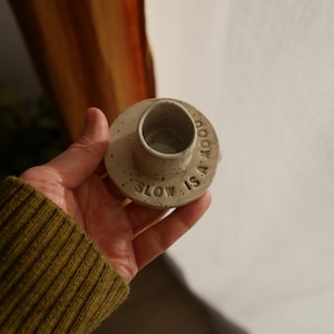 Peut inclure: Panneau en bois rustique avec l'inscription "Welcome to our home" dans un style manuscrit. De forme rectangulaire, il présente une finition vieillie et un design simple et accueillant. Convient pour l'intérieur ou l'extérieur.