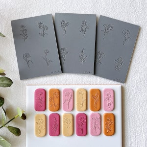 Puede incluir: Conjunto de 12 bloques de sellos florales con una variedad de diseños de flores. Los sellos están hechos de un material suave y flexible, perfectos para manualidades y scrapbooking.