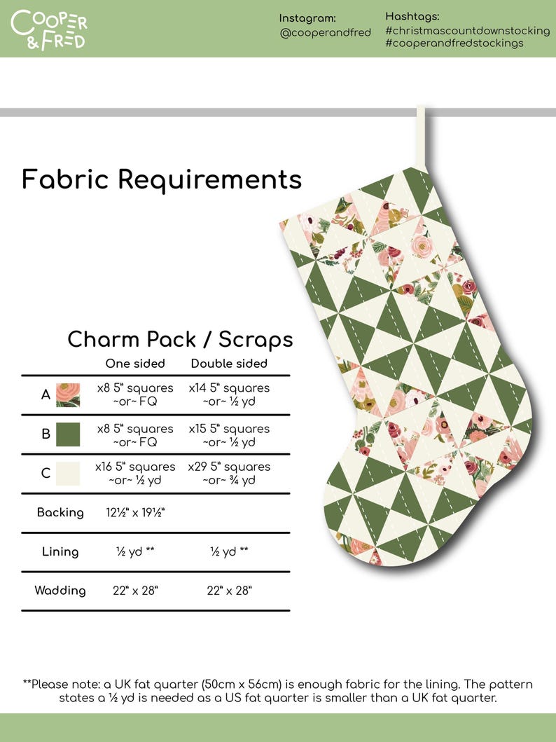 以下が含まれることがあります： 生地の要件が記載されたクリスマスストッキングのパターン。ストッキングは、緑と花のプリントの三角形のパッチワークデザインです。画像には、裏地、裏地、詰め物のcm単位の測定値が含まれています。
