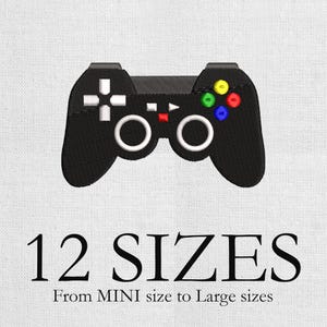 Puede incluir: Mando de videojuego negro bordado con botones blancos y detalles coloridos. El texto "12 SIZES" se muestra debajo, con el texto "From MINI size to Large sizes" debajo.