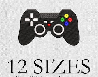 Peut inclure: Manette de jeu noire brodée avec des boutons blancs et des accents colorés. Le texte "12 SIZES" est affiché en dessous, avec le texte "From MINI size to Large sizes" en dessous.