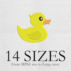Puede incluir: Pato amarillo bordado con pico naranja y ojo negro. La imagen incluye el texto "14 TAMAÑOS" y "De tamaño MINI a tamaños grandes". El pato es un diseño alegre, ideal para artículos de bebé o decoración de guardería.