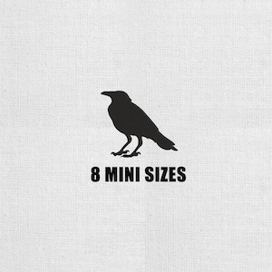 Może przedstawiać: Czarna sylwetka wrony zwróconej w lewo, umieszczona nad pogrubionym, czarnym, bezszeryfowym tekstem 8 MINI SIZES. Wzór znajduje się na białym, teksturowanym tle z tkaniny z widocznym splotem widocznym na całym obszarze obrazu.