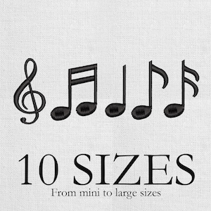 Könnte beinhalten: Schwarz gestickte Noten und ein Violinschlüssel auf weißem Hintergrund. Der Text "10 GRÖSSEN" steht unter den Noten, darunter "Von Mini- bis Großformat". Geeignet für Musikliebhaber und Bastler.