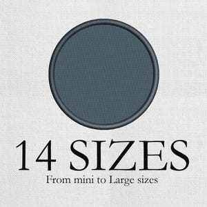 Puede incluir: Un parche circular gris oscuro con una superficie texturizada y un borde gris más oscuro. El texto "14 SIZES" está debajo, con "From mini to Large sizes" debajo.