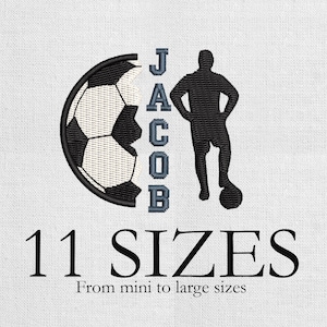 Puede incluir: Diseño bordado con un balón de fútbol, una silueta de jugador de fútbol y el nombre "JACOB" en azul. También se incluye el texto "11 TALLAS" y "De mini a tallas grandes". El diseño está sobre un fondo blanco.