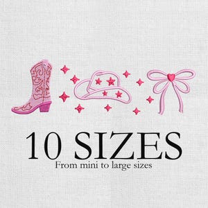 Puede incluir: Bota, sombrero y lazo bordados en rosa con detalles de estrellas. El texto dice "10 TAMAÑOS" y "De mini a tallas grandes". El diseño está sobre un fondo blanco.