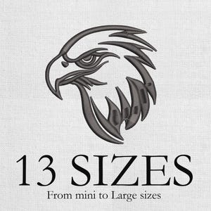Op de afbeelding: Een gedetailleerd, donkergrijs geborduurd adelaarskopontwerp. De afbeelding bevat de tekst "13 SIZES" en "From mini to Large sizes" in het zwart, wat verschillende maatopties voor de borduursels aangeeft.