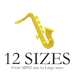 Puede incluir: Un diseño de saxofón bordado en amarillo con un cuerpo curvo, una boquilla y varias llaves a lo largo del lateral. Debajo del saxofón, el texto dice 12 SIZES seguido del texto From MINI size to Large sizes en letras de color negro.
