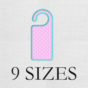 Könnte beinhalten: Ein rosa Türhänger mit weißen Tupfen und einem türkisfarbenen Rand. Der Text "9 GRÖSSEN" ist in Schwarz am unteren Rand des Bildes zu sehen. Der Türhänger hat eine gebogene Oberseite zum Aufhängen.