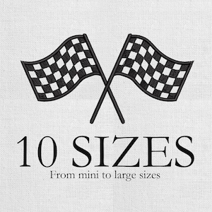 Puede incluir: Diseño bordado con dos banderas de carreras a cuadros en blanco y negro cruzadas. El texto "10 SIZES" está debajo, con "From mini to large sizes" debajo.