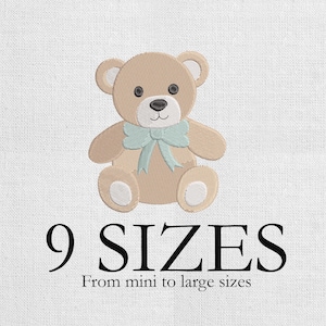 Op de afbeelding: Geborduurde teddybeer in bruin met een lichtblauwe strik. De afbeelding bevat de tekst "9 MATEN" en "Van mini tot grote maten". De beer heeft zwarte ogen en een zwarte neus.