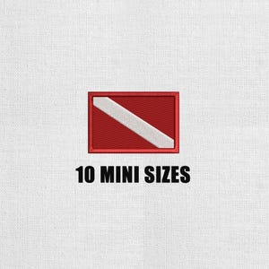 Puede incluir: Un parche rectangular bordado con fondo rojo y una franja blanca diagonal, que representa la bandera internacional de buceo. Debajo del parche, el texto 10 MINI SIZES está impreso en letras mayúsculas negras, negritas y sin remates.