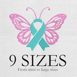 Op de afbeelding: Geborduurd ontwerp van een roze vlinder met een turquoise lint op een witte achtergrond. De tekst luidt "9 MATEN" met "Van mini tot grote maten" eronder.